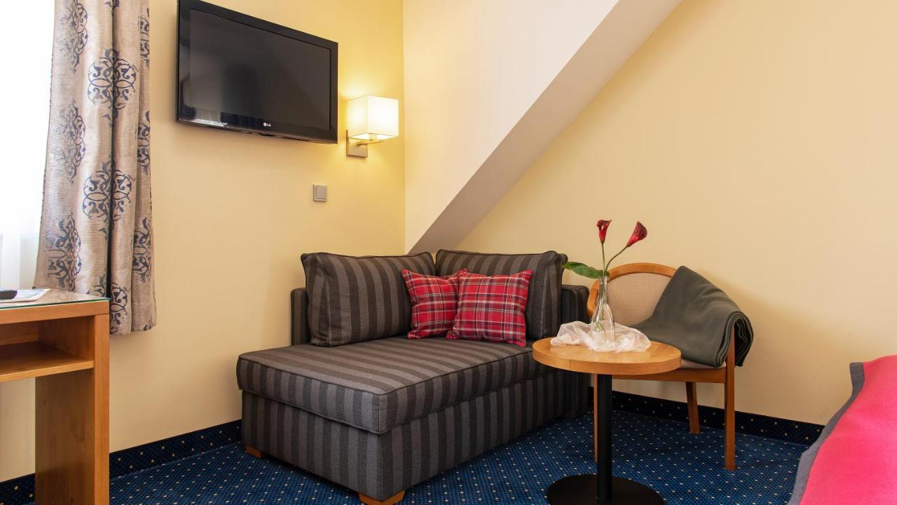 Akzent Hotel Krone Helmstadt Exterior photo