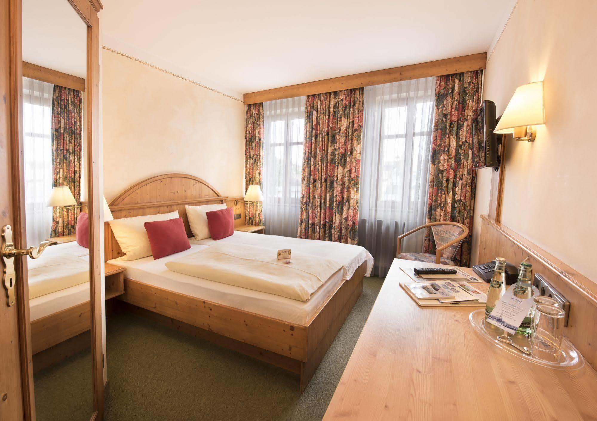 Akzent Hotel Krone Helmstadt Exterior photo